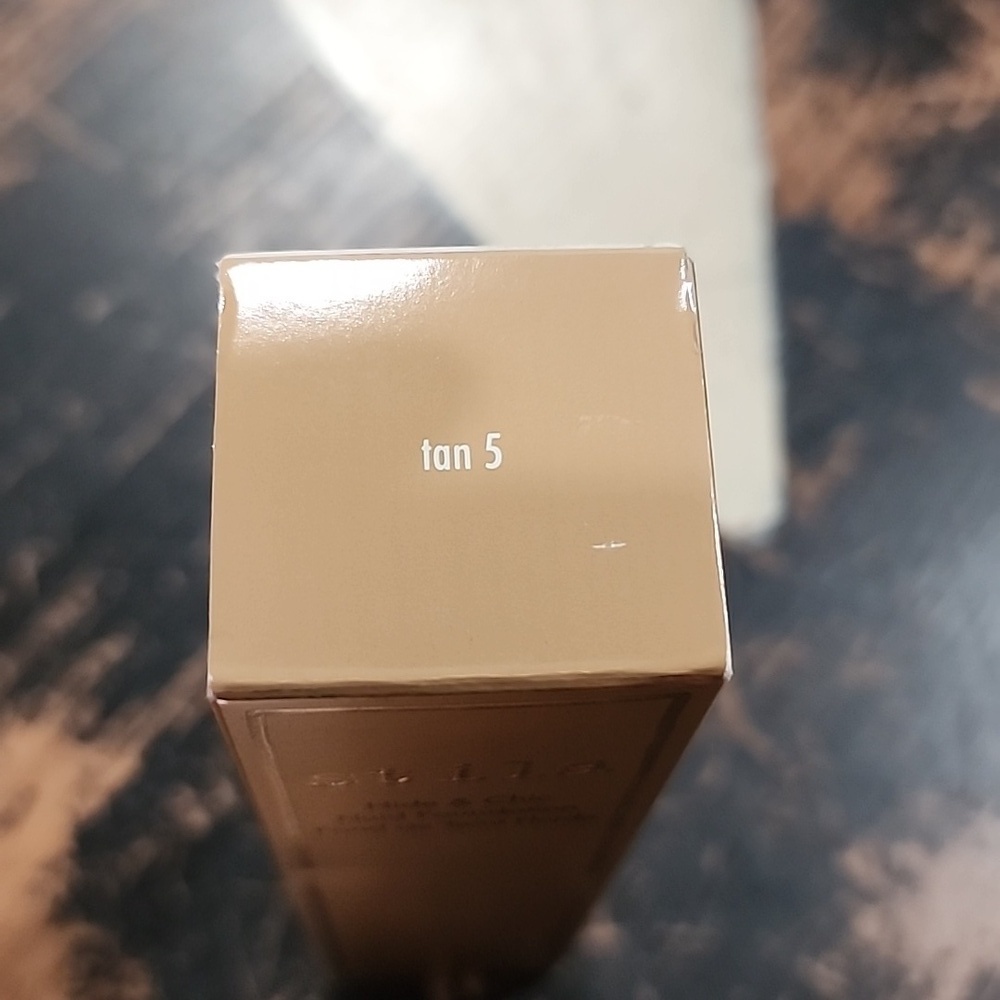 Stila Hide & Chic Fluid Foundation 1.0 fl oz BOX Tan 1 NEW - Picture 3 of 3